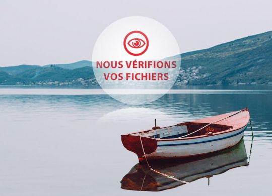 Visuel paisible d'une barque sur une eau calme